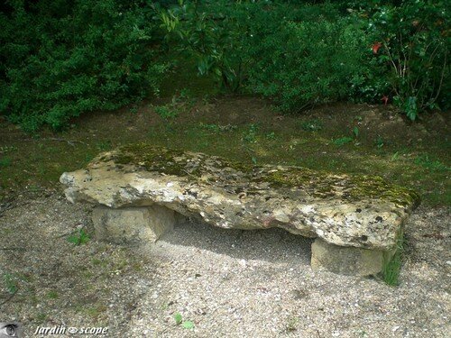 Banc en pierre au Jardin de G.Sand à Nohan (36)