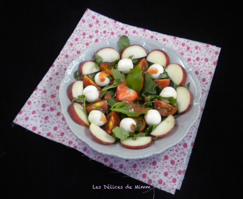 Salade à la mozzarella, pêches et vinaigrette à la fraise