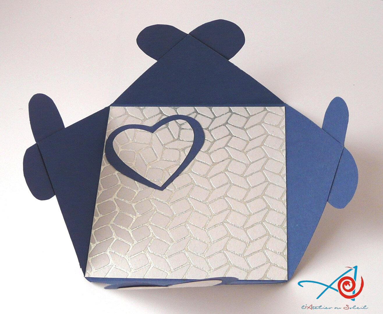 Carte coeurs entrelacés bleue ouverte