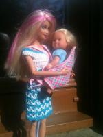 porte bébé et robe barbie bleu
