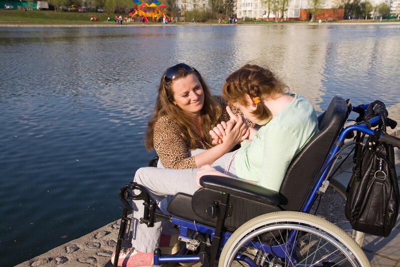 adolescente-fauteuil-adulte-souriant