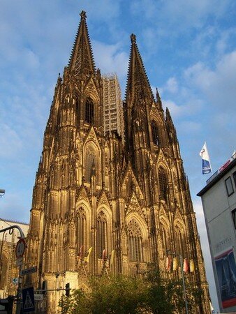 Cologne_cathedral_at_dusk