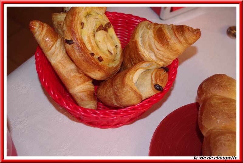 table petit déj rouge et blanche-5