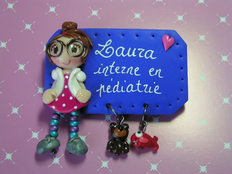 badge Laure grandes lunettes