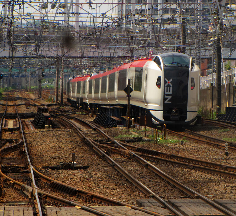 N'EX leaving Yokohama eki