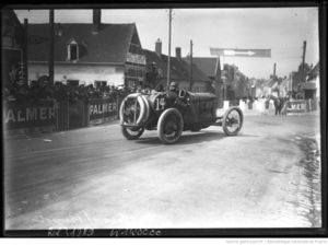 Goux_sur_Peugeot__dans_la_traverse_e_d_une_localite______photographie_de_presse_____Agence_Rol__