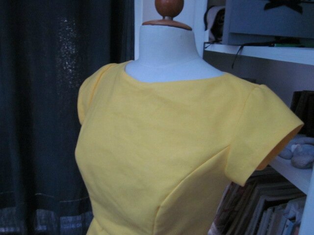 Robe YVETTE en toile de coton jaune poussin - Petites manches très courtes - Decolleté rond dans le dos fermé par un noeud de ruban noir - Fermeture visible noire (8)