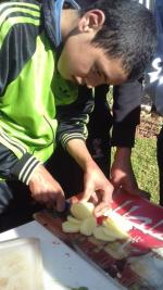 Ayoub met les pomme de terre en rondelles
