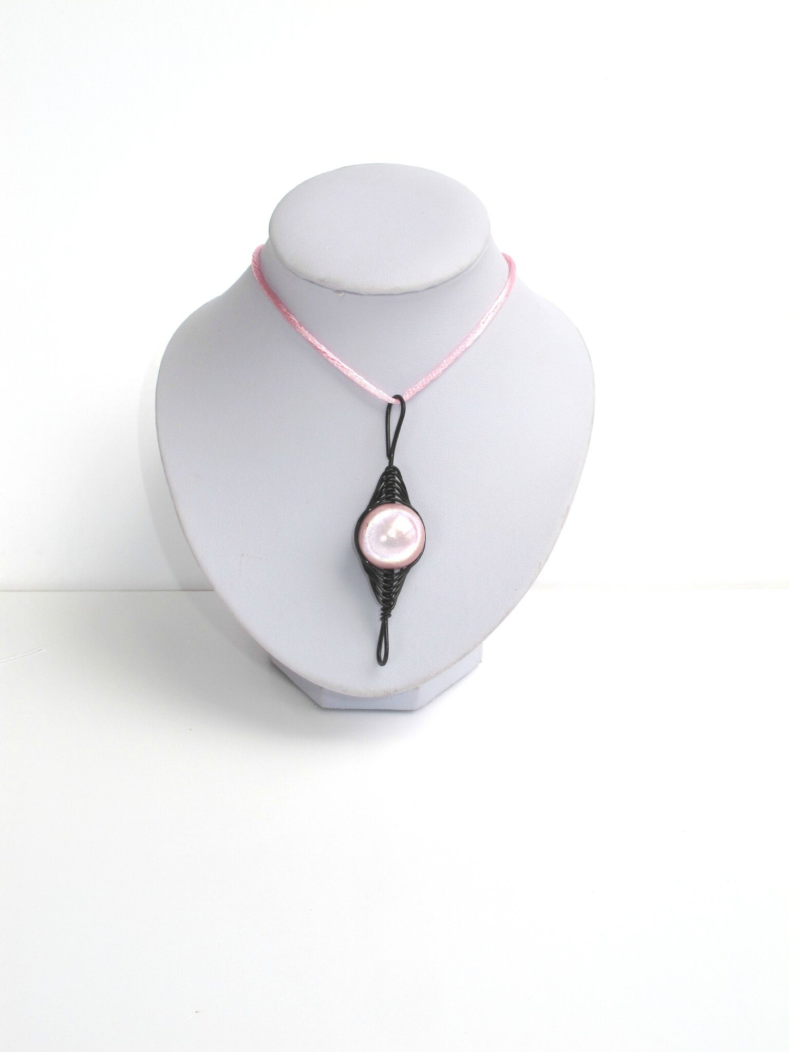 pendenntif wire noir perle rose buste