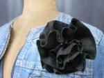 Broche fleur EVELYNE en lin noir (1)