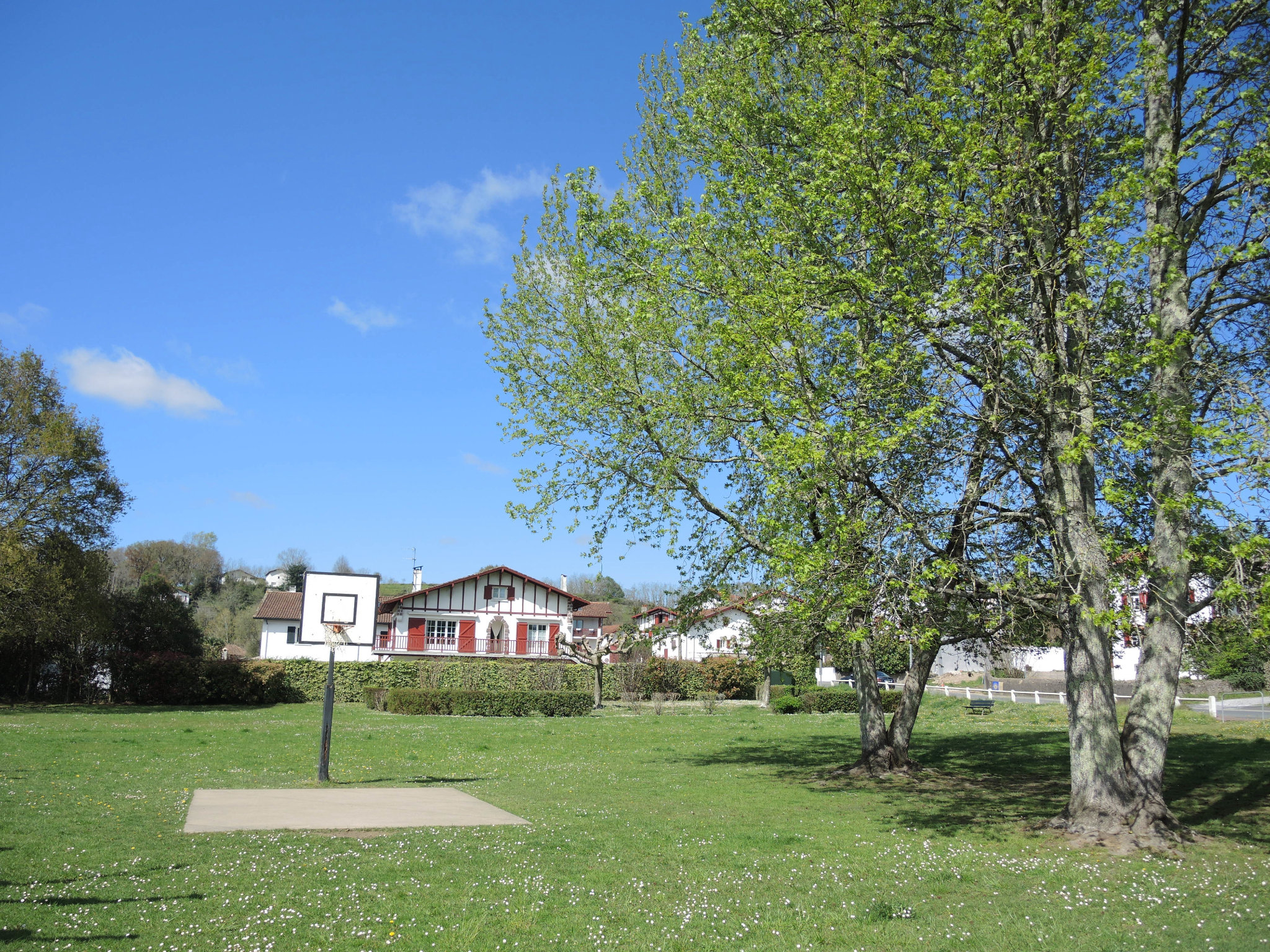 Cambo-les-Bains, terrain de basket (64)