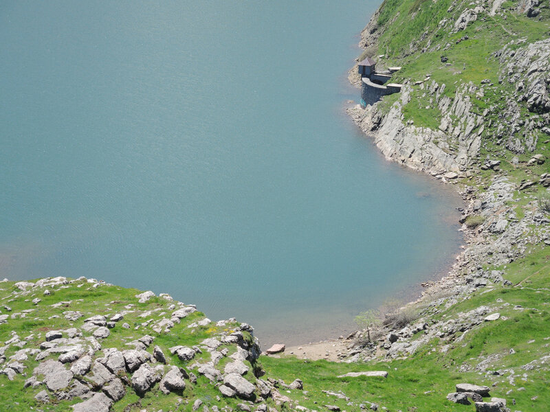 J) Lac d'Estaens, lac, crique et Visaurin