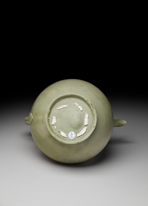 2023_NYR_20461_0830_002(an_extremely_rare_yue_celadon_ewer_cover_and_warming_basin_five_dynast103116)