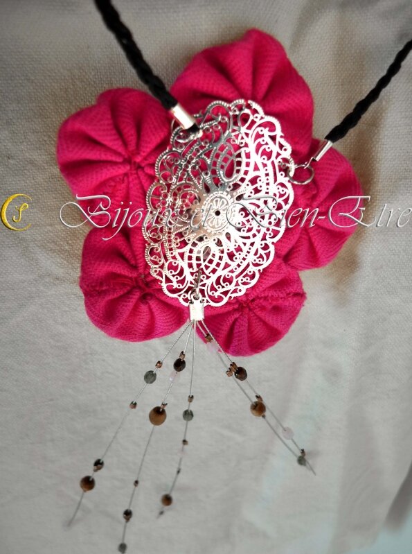 Collier Fleurs de Tissus 39€