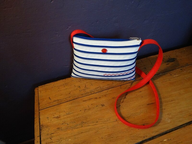 Petit sac bleu blanc rouge 25 cm sur 18 cm