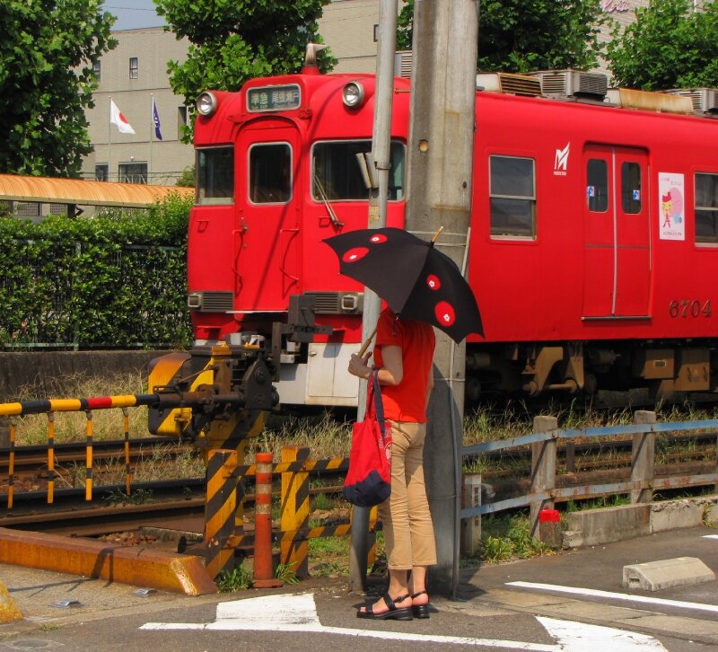 Red densha (Meitetsu 6600) & red girl