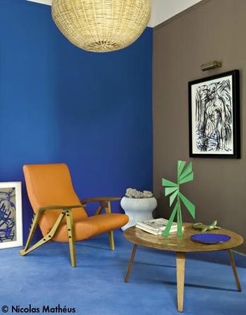 _mur bleu fauteuil et table 50 planete deco