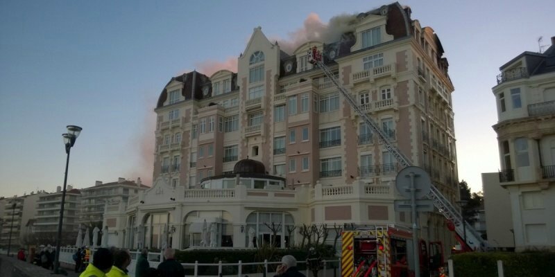le-grand-hotel-de-saint-jean-de-luz-est-en-proie-aux-flammes_1670969_800x400