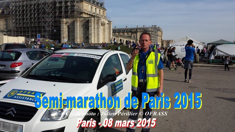 Les signaleurs de l'Ofrass sur le semi-marathon de paris 2015 le 08 mars 2015. Crédit photo : Julien Périllier © OFRASS