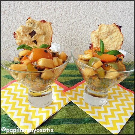Salade de fruits (abricot, reine-claude, pomme fruit de la passion) et sa tuile