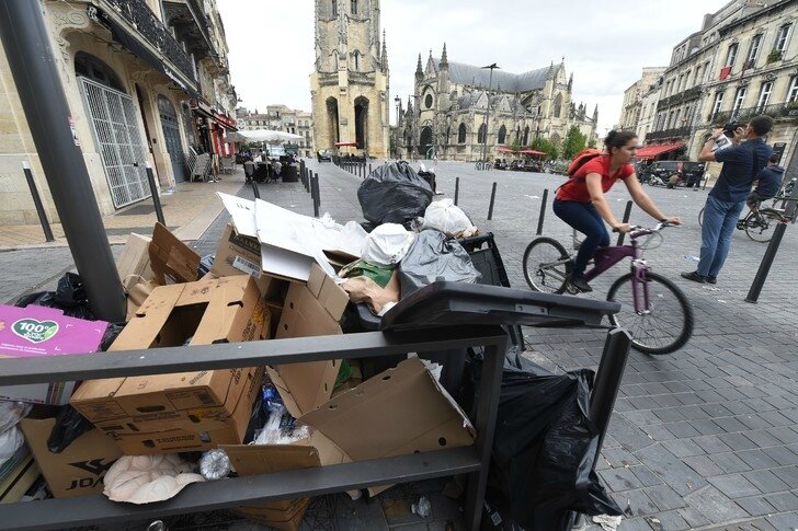 Des-detritus-amoncellent-dans-centre-ville-Bordeaux-30-juin-2016-raison-greve-eboueurs-ecorne-image-ville-elue-2015-premiere-destination-tour