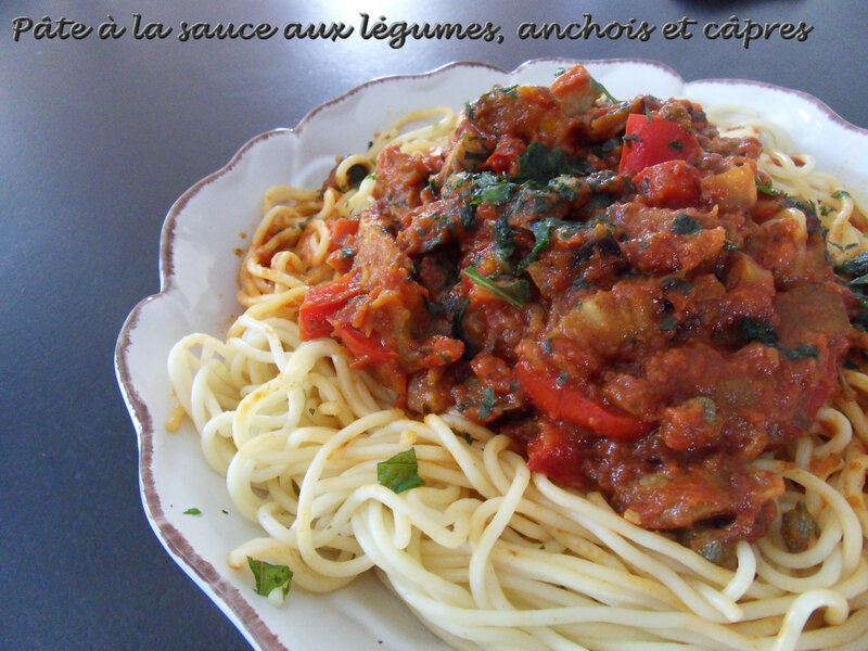 pâte à la sauce de légumes, anchois et câpres