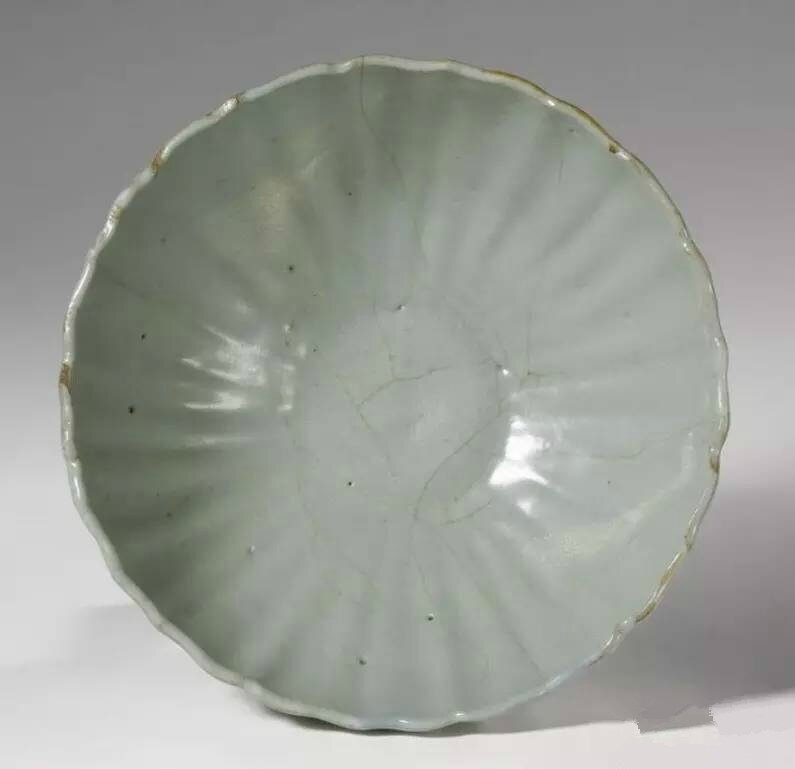 A large foliate-shaped 'Jun' bowl , Late Song-Yuan dynasty