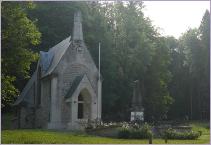 Monument aux Morts et l'église (c) C. MENOT