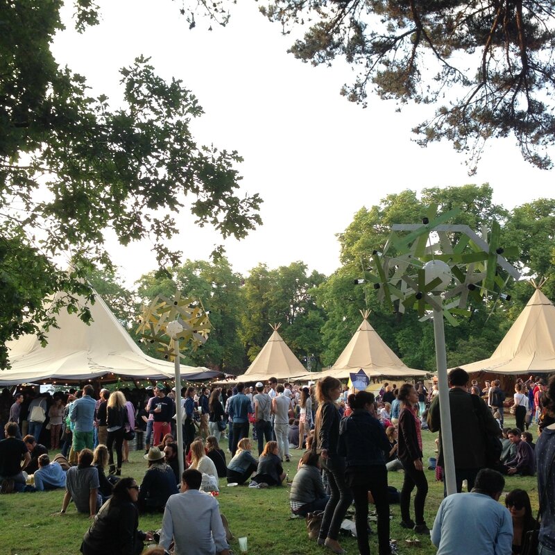 Festivaliers et tipis