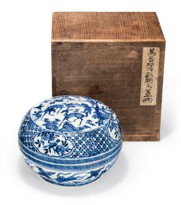 A rare blue and white 'monkey and deer' circular box and cover, Wanli period (1573-1619)