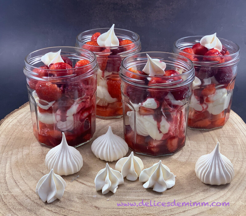 Pavlova aux fruits rouges en verrine 2