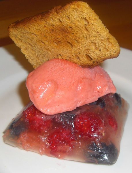 Fruits rouges en gelée de jus de pamplemousse à la rose, sorbet fraise, pain d'épices croustillant