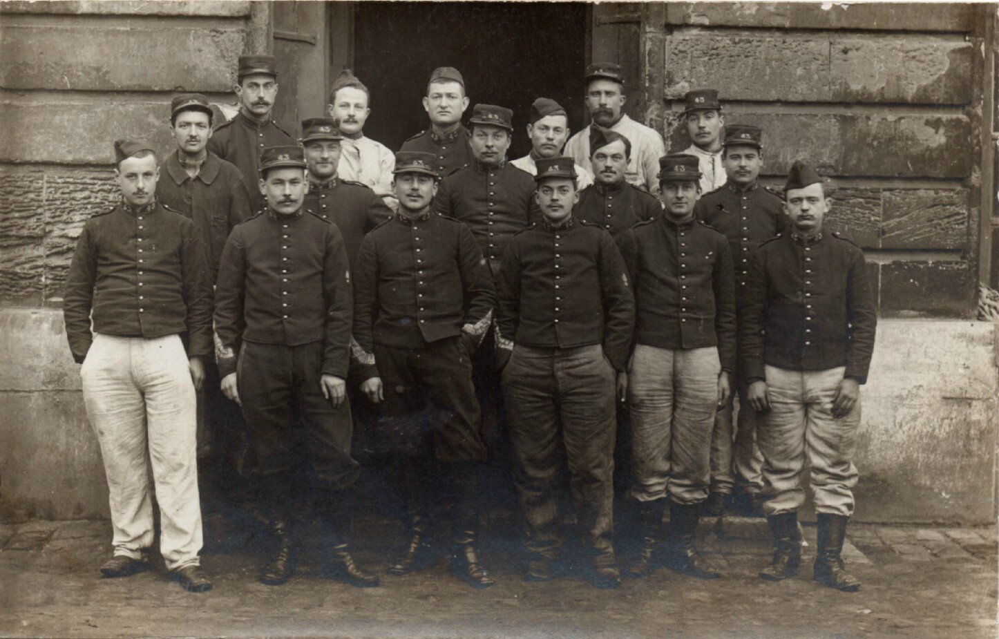Rouen, caserne Jeanne d'Arc, groupe d'artilleurs du 43e RAC (carte-photo coll. Verney-gandeguerre)