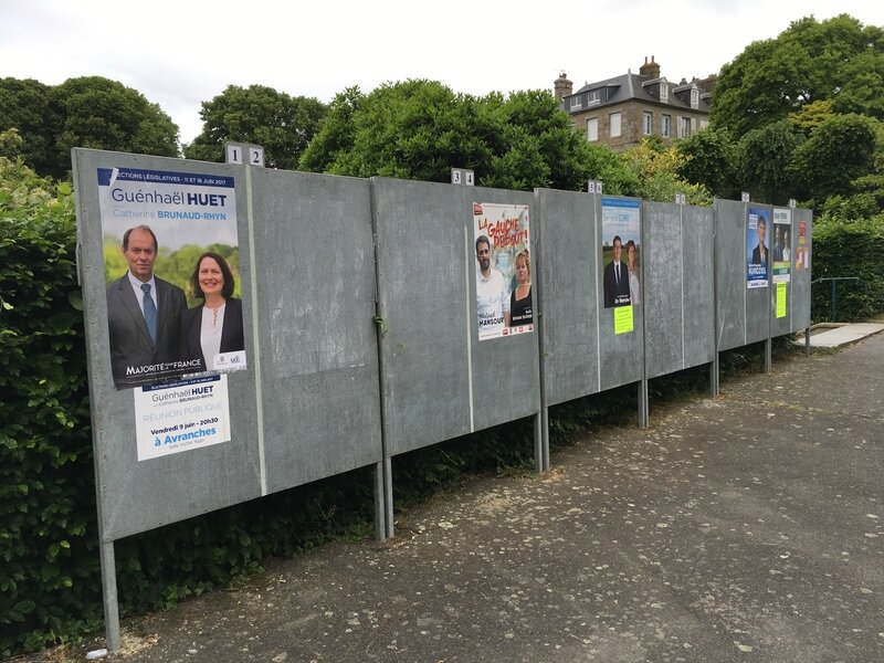 élections législatives 2017 premier tour Avranches panneau électoral affiches place Littré