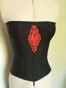 corset-sur mesure-rouge-noir-gothique-goth-romantique