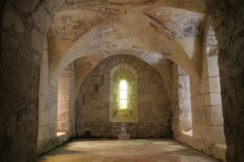 Léré, chapelle axiale de la crypte de la collégiale romane, XIIe siècle.