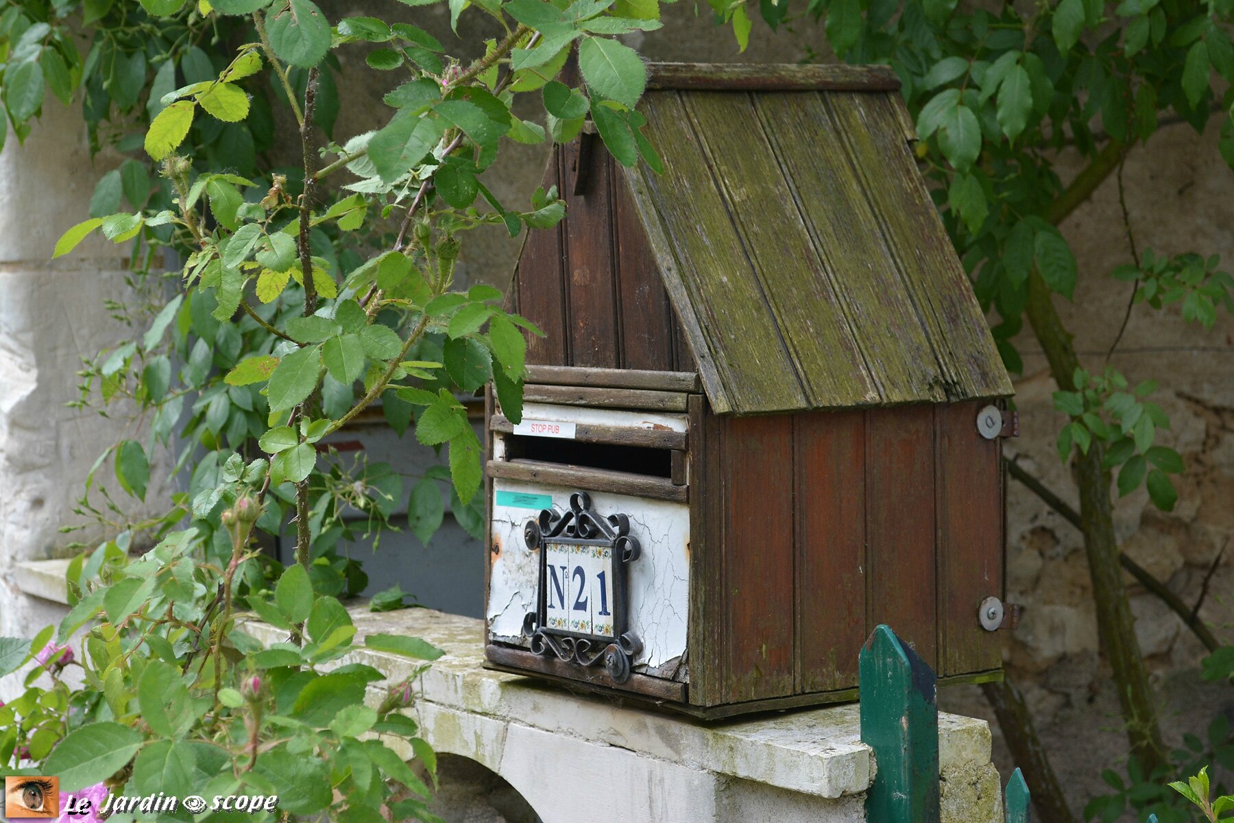 Boîte aux lettres maisonnette en bois (37 - Chédigny)