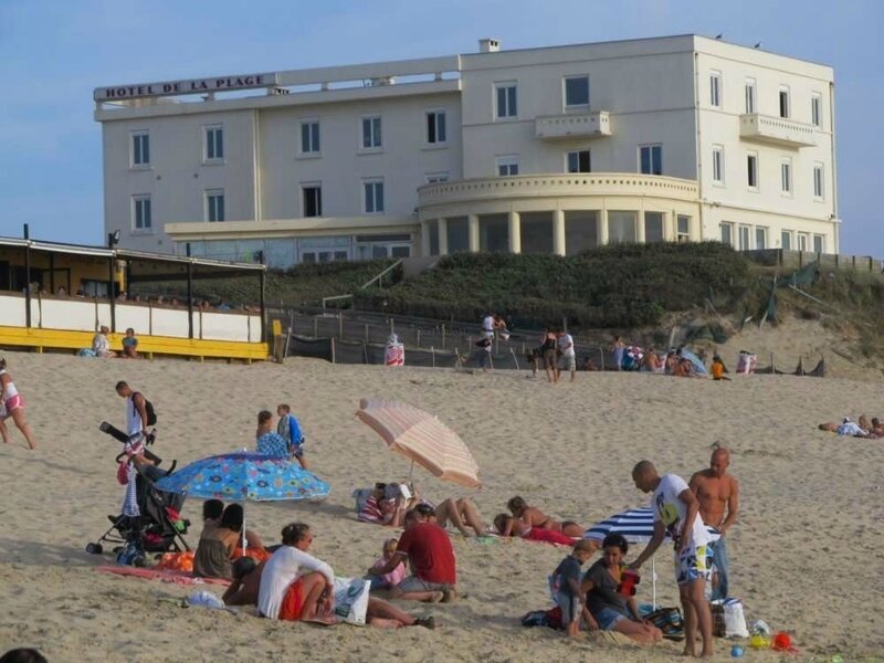 l-hotel-de-la-plage-a-ete-laisse-a-l-abandon-depuis-les-annees-2000