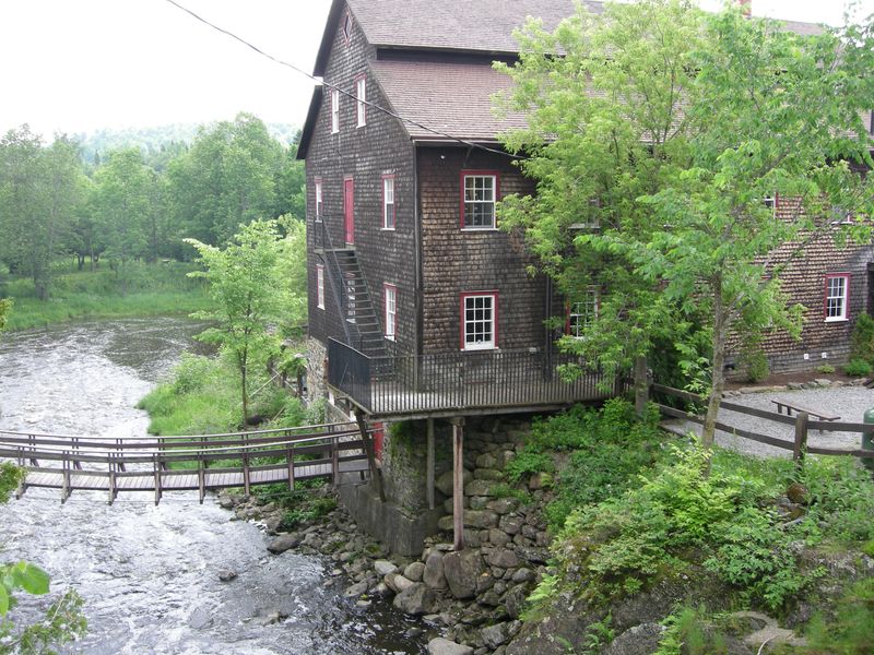 LE MOULIN À LAINE ET LA RIVIÈRE