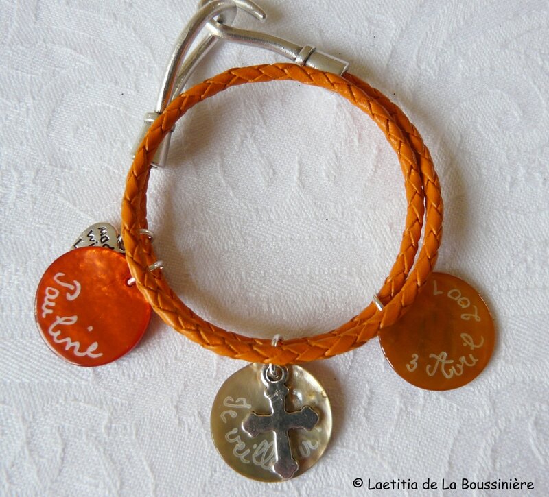 Bracelet Toi & Moi tressé orange 3 médaille en nacre et Croix en métal