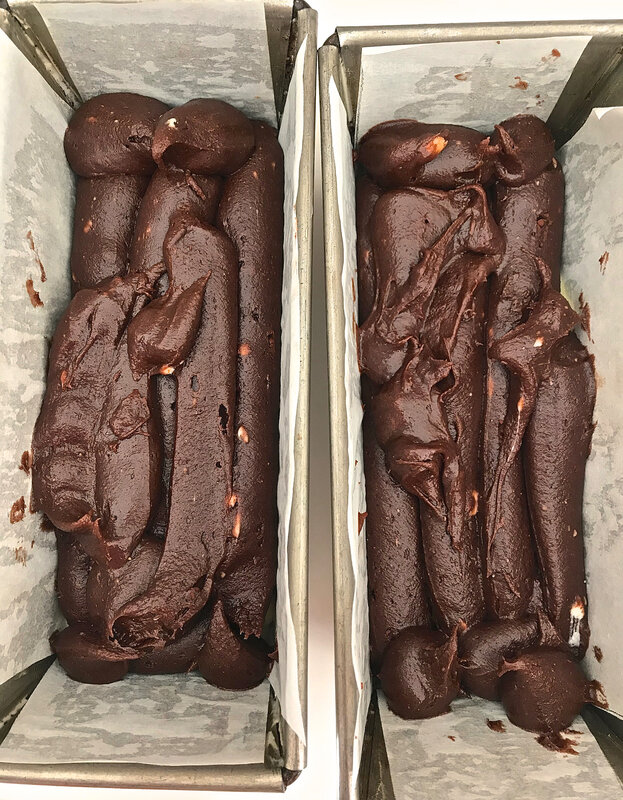 remplir les moules d'une couche cacao