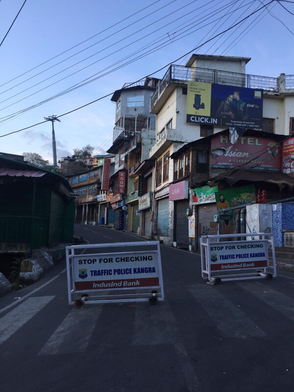 Kangra-Police-manning-the-checkpoints-at-Kotwali-Bazaar-in-Dharamshala-on-March-23-2020