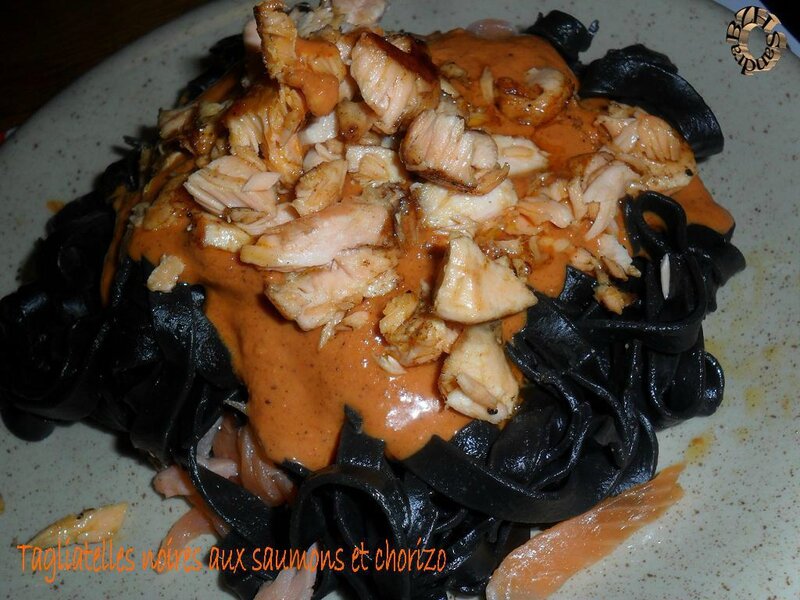 1127 Tagliatelles noires aux saumons et chorizo