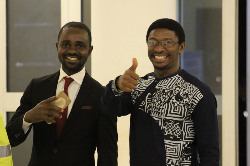 Dariche Nehdi (en chemise afro), membre du réseau des Journalistes Culturels du Cameroun, rédacteur en chef chez Culture Ebène, magzine