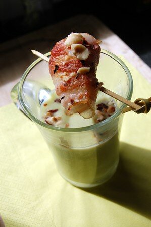 Soupe d’avocat aux St Jacques lardées & aux noisettes Soupe d’avocat aux St Jacques lardées & aux noisettes