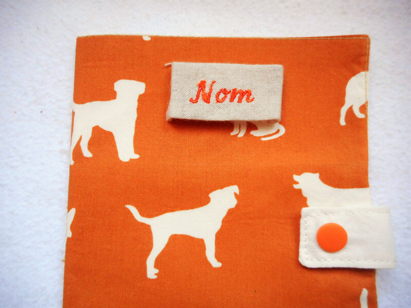 Protège carnet chiens orange nom