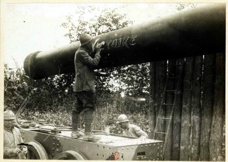 Somme artilleur écrivant sur la portée d un canon