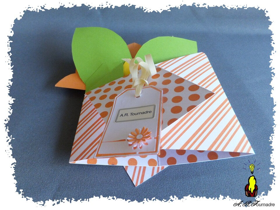 ART 2020 09 boite cadeau & fleur orange 6