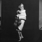 1962_07_10_by_bert_stern_WhiteDressFurStole_110_08
