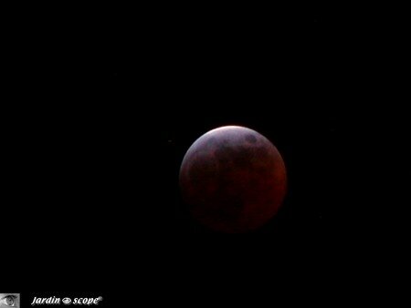 L'Eclipse de lune lui donne un air de la planète Mars